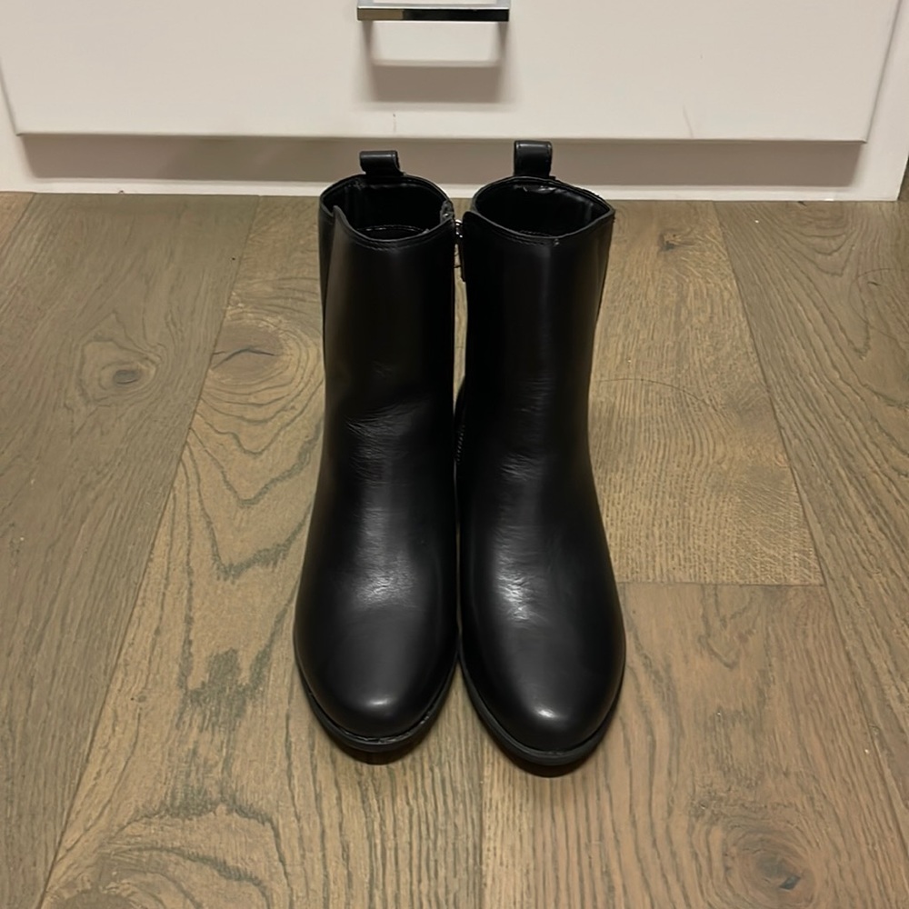 Gap woman’s ankle boots black Size 7 brand new never use